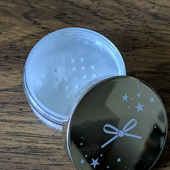 Extraordinary Translucent Powder - Picture 3 of 3